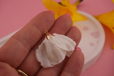 Kwiatek ozdobny / tkanina impregnowana, metal antyalergiczny/ biały / ok 30x22mm / 1szt