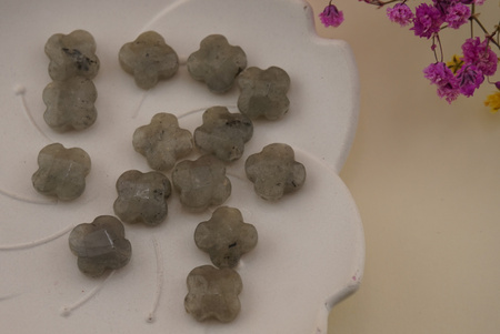 Labradoryt / koniczynka fasetowana / 12x12mm / otwór 1mm / grubość 5mm / 1szt