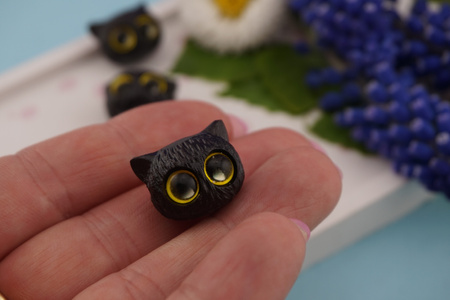 Głowa kota / drzewo sandałowe / czarny / 20x15mm / otwór 2mm / 1szt