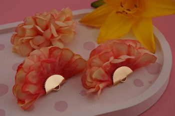 Kwiatek ozdobny / tkanina impregnowana, metal antyalergiczny/ koralowy / ok 50x25mm / 1szt