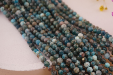 Apatyt / kula fasetowana / 4mm / sznur / około 84szt