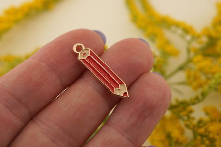 Kredka czerwona / zawieszka emaliowana / 26x6mm / metal / złoty / 1szt