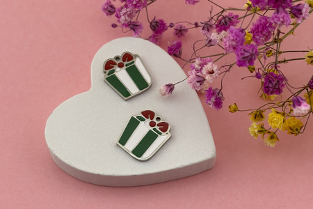 Prezent zielony / zawieszka emaliowana / stal chirurgiczna / 12x14mm / srebrny / 1szt