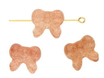 Kwarc truskawkowy / Kokardka / przekładka / 14x16x7mm / otwór 0.7mm / 1szt