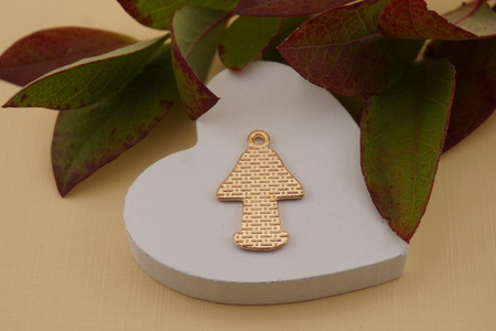 Muchomor / zawieszka emaliowana / 23x15mm / metal / złoty / 1szt