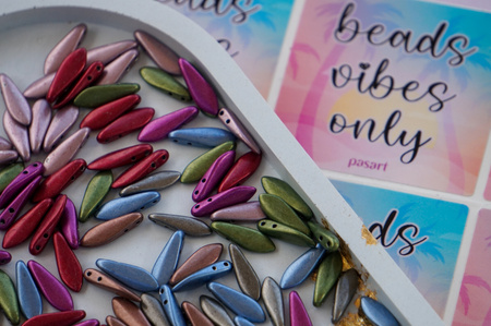 CZECHMATES™ / Daggers / 5x16mm / Sueded / Gold Samba Red / 15szt