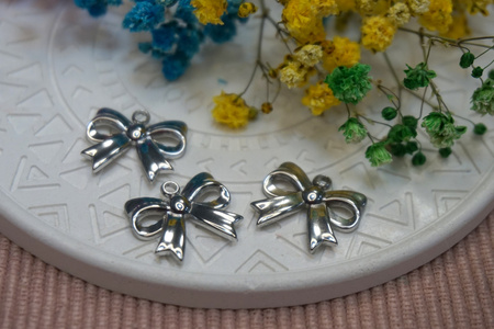 Kokardka / zawieszka / stal chirurgiczna / 14x15mm / srebrny / 1szt