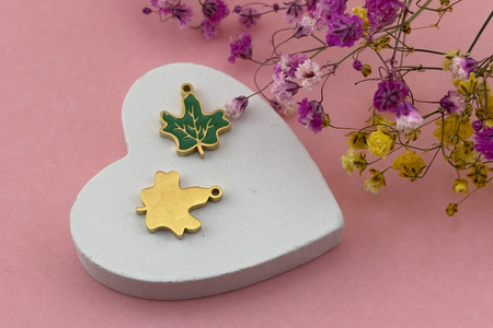 Liść / zawieszka emaliowana / stal chirurgiczna / 13x16mm / złoty / 1szt