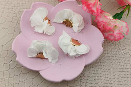 Kwiatek ozdobny / zawieszka / 20x35mm / metal, tkanina / biały / 1szt