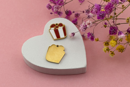 Prezent czerwony / zawieszka emaliowana ze stali chirurgicznej / 12x14mm / złoty / 1szt