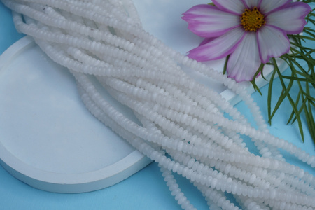 Jadeit biały / dyks / 4x2mm / sznur kamieni / 180szt