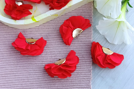 Kwiatek ozdobny / zawieszka / 20x35mm / metal, tkanina / czerwony y / 1szt