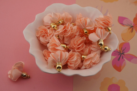 Kwiatek z tkaniny / łososiowy / metal antyalergiczny/ różowy / ok 30mm / 1szt