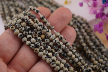 Jaspis dalmatyńczyk / kula fasetowana / 4mm / sznur / około 84szt