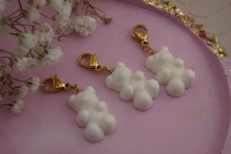 Miś biały / zawieszka / żywica / stal chirurgiczna / 5,8x16,2mm / złoty / 1szt