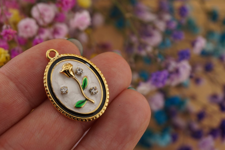 Róża z cyrkoniami / zawieszka ze stali chirurgicznej / 26x19mm / złoty / 1szt