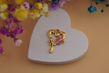 Serce z motylkiem różowym / zawieszka ze stali chirurgicznej / 21x15mm / złoty / 1szt