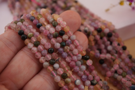 Turmalin / kula fasetowana / 4mm / sznur / około 84szt