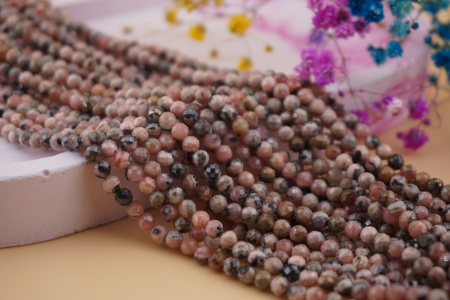 Rodonit / kula fasetowana / 4mm / sznur / około 84szt