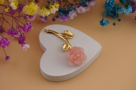 Róża różowa / zawieszka ze stali chirurgicznej / 40x15mm / złoty / 1szt