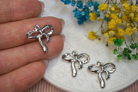 Kokardka / zawieszka / stal chirurgiczna / 19x19mm / srebrny / 1szt