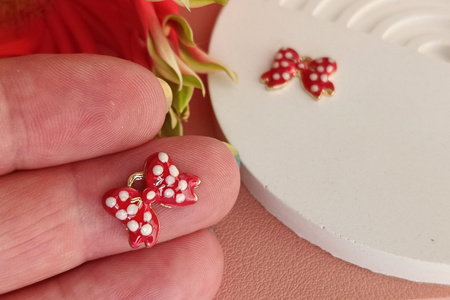 Kokardka SweetCharm™ / zawieszka charms / 11x14x2.5mm / KC Gold, czerwony / 2szt
