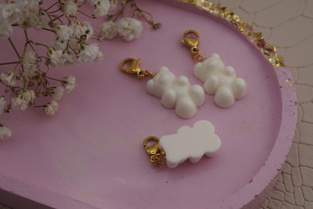 Miś biały / zawieszka / żywica / stal chirurgiczna / 5,8x16,2mm / złoty / 1szt