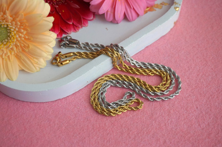 Łańcuszek skręcany - kordel z karabińczykiem / stal nierdzewna / 3mm / złoty / 45cm