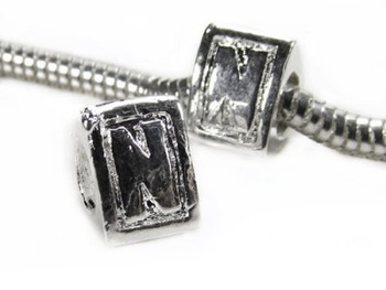 Przekładka ozdobna, modułowa / posrebrzana / literka N / 10x10x7mm / otwór 5mm / 1szt