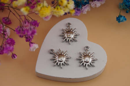 Słońce / zawieszka ze stali chirurgicznej / 17x14mm / srebrny / 1szt