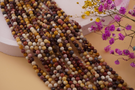 Mokait / kula fasetowana / 4mm / sznur / około 84szt