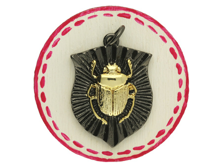 Herb ze skarabeuszem / zawieszka / mosiądz pozłacany / 22x16mm / czarny, złoty / 1 szt