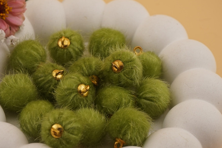 Pomponik / zawieszka / 15mm / oliwka / 1szt