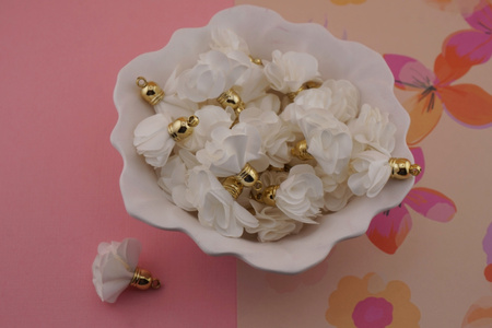 Kwiatek z tkaniny / biały / metal antyalergiczny/ różowy / ok 30mm / 1szt