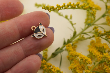 Lis czarny / zawieszka emaliowana / 13x13mm / metal / złoty / 1szt