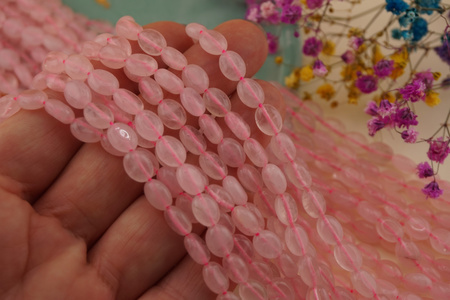 Kwarc różowy / owal / 6x8mm / sznur 38cm / około 40szt
