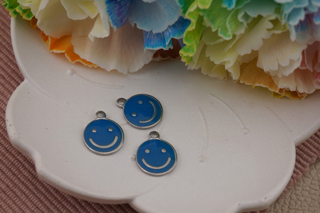 Emotka uśmiechnięta / zawieszka / stal chirurgiczna / 12 mm / srebrny / niebieski /1szt