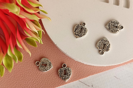 Serce made with love 13x10mm, zawieszka charms / kolor srebrny / otwór 1.5mm / 10szt