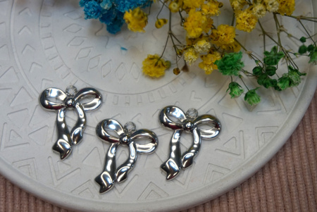 Kokardka / zawieszka / stal chirurgiczna / 15x19mm / srebrny / 1szt