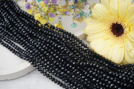 Chalcedon fasetowany / rondelle / 2x4mm / czarny / ok 115 szt / 1 sznur