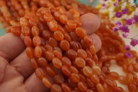 Awenturyn czerwony / owal / 6x8mm / sznur 38cm / około 40szt