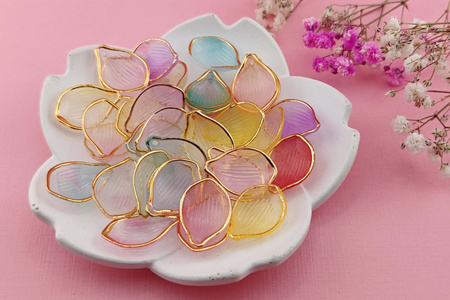 Płatki akrylowe / 2 gatunek / multikolor / 22x15mm / otwór 2mm / 20 płatków