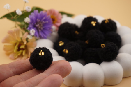 Pomponik baranek / zawieszka / 20mm / czarny / 1szt