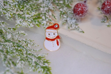 Bałwan z cyrkonią / zawieszka emaliowana / 25x13mm / metal / złoty / 1szt