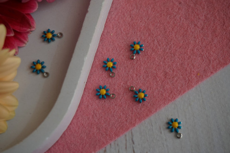 Kwiatki niebieskie mini / zawieszka / stal chirurgiczna / 7mmx7mm / srebrny / 1szt