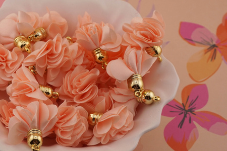 Kwiatek z tkaniny / łososiowy / metal antyalergiczny/ różowy / ok 30mm / 1szt