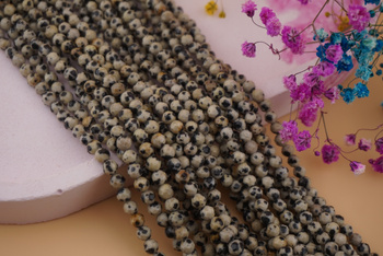 Jaspis dalmatyńczyk / kula fasetowana / 4mm / sznur / około 84szt