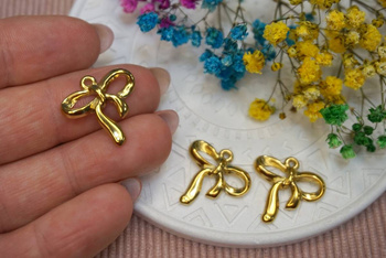 Kokardka / zawieszka / stal chirurgiczna / 19x19mm / złoty / 1szt