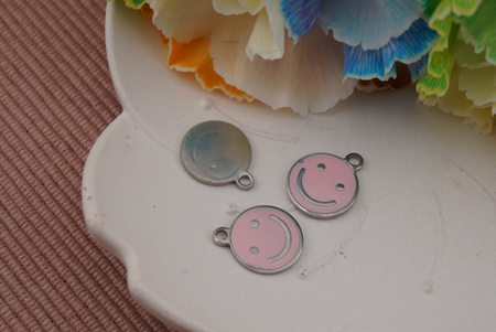 Emotka uśmiechnięta / zawieszka / stal chirurgiczna / 12 mm / srebrny / różowy /1szt
