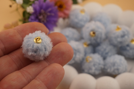 Pomponik baranek / zawieszka / 20mm / błękitny / 1szt